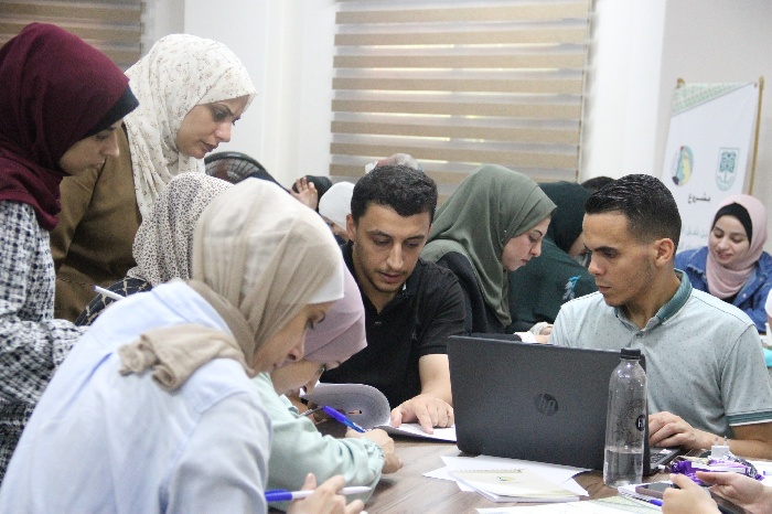 لليوم الثامن جمعية الدراسات النسوية التنموية الفلسطينية تستمر في عقد برنامجها التدريبي لبناء