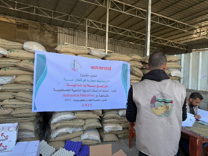 جمعية الدراسات النسوية التنموية الفلسطينية توزع سلات غذائية في المنطقة الوسطى من قطاع غزة