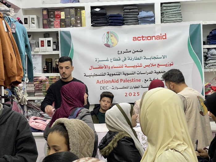 جمعية الدراسات النسوية توزع ملابس شتوية على 1000 مستفيد من الأسر النازحة في المنطقة الوسطى بقطاع غزة