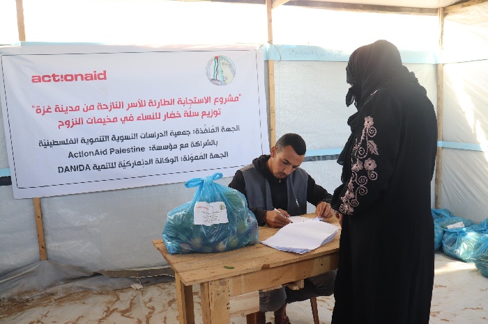 جمعية الدراسات النسوية التنموية الفلسطينية توزع سلال خضروات على الأسر المتضررة في غزة