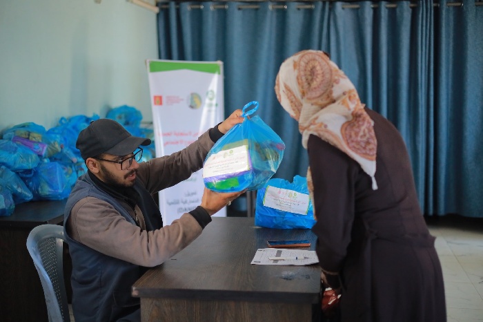 بالشراكة مع أوكسفام جمعية الدراسات النسوية توزع مستلزمات النظافة والمواد الغذائية على الأسر