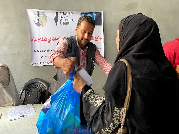 جمعية الدراسات النسوية توزّع طرودًا غذائية على النساء النازحات في غزة