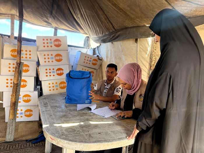 جمعية الدراسات النسوية التنموية الفلسطينية توزع 1000 حقيبة MHM الصحية على النساء في مخيمات النزوح