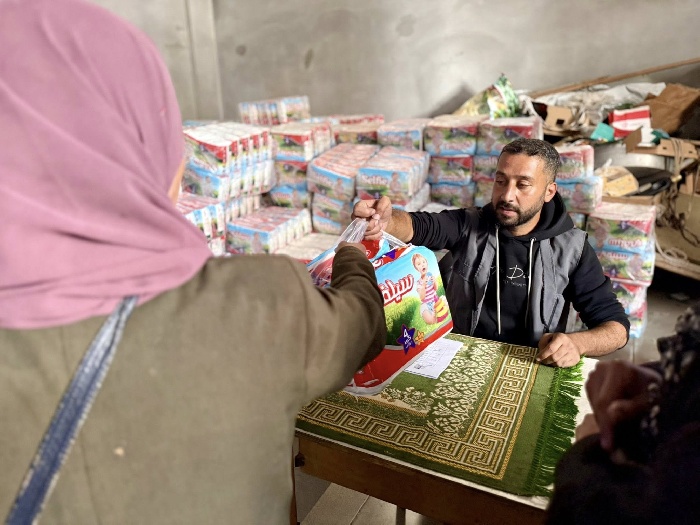 بالشراكة مع اليونيسيف.. جمعية الدراسات النسوية توزع بامبرز للأطفال في المنطقة الوسطى بغزة